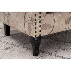 Fauteuil capitonné à oreilles avec clous de tapissier