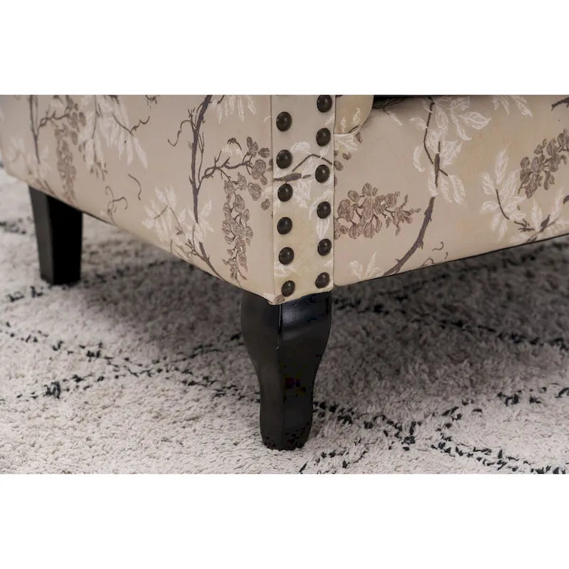 Fauteuil capitonné à oreilles avec clous de tapissier