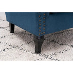 Fauteuil capitonné à oreilles avec clous de tapissier
