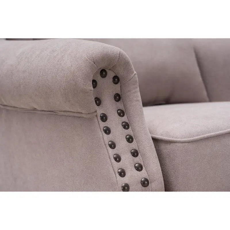 Fauteuil capitonné à oreilles avec clous de tapissier