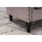 Fauteuil capitonné à oreilles avec clous de tapissier