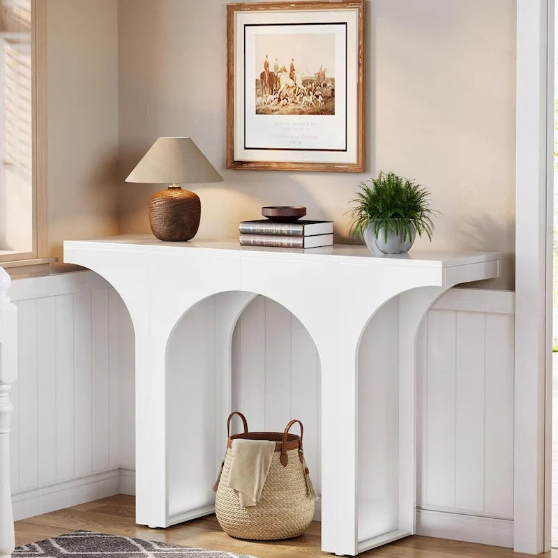 Console d'entrée, table de couloir moderne derrière le canapé